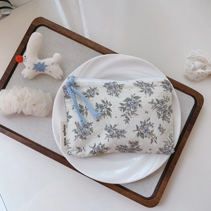 Detailansicht einer Stofftasche mit Blumenmuster, blauem Print und simple wish Etikett