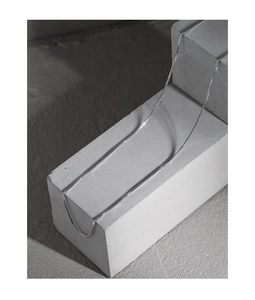 Makrodetail einer minimalistischen S925 Silber Box-Halskette auf grauem Betonhintergrund