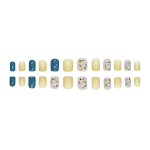 Faux ongles courts carrés-arrondis en bleu, jaune et motifs floraux mauves