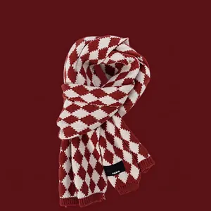 Détail de l'écharpe à damier rouge et blanc avec étiquette Paris et bord côtelé
