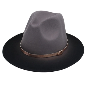 Λεπτομέρεια γκρι κορώνας fedora με μαύρο γείσο και καφέ δερμάτινο λουράκι με αγκράφα