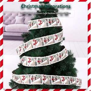 Détail de ruban de Noël à bords effilochés avec motif chalet sur un sapin
