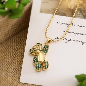 Collier pendentif ours doré avec incrustations de zircons verts et chaîne à billes