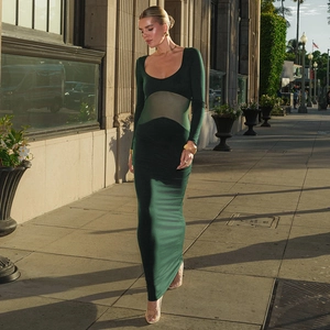 Détail de la taille en mesh transparent d'une robe longue moulante vert foncé à manches