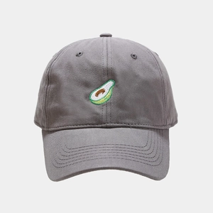 Dettaglio del ricamo avocado su un cappello da baseball in tela di cotone grigio