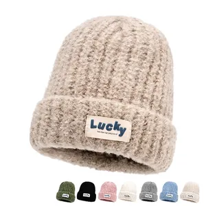 Dikke gebreide wintermuts met Lucky-patch in havermout en diverse kleuropties