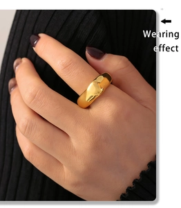 Effet porté d'une bague carrée plaquée or 18 carats avec texture ondulée irrégulière