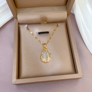 Gold tulip tulip cat's eye necklace with pavé zircon stones in a beige jewelry gift box