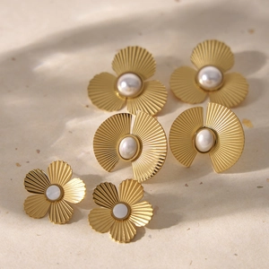 Boucles d'Oreilles Fleur Vintage Français Acier Inoxydable Plaqué Or 18K Avec Künstliche Perles Simulées Coquillage Femmes