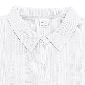 Détail du col d'un polo blanc avec boutons et étiquette en polyester de taille M