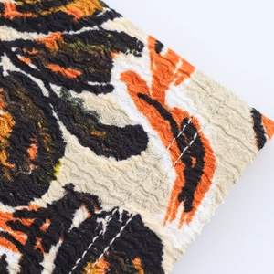 Makroansicht des Stoffes mit Tiermuster, 3D-Kräuselstruktur und Nähten im Detail