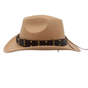Chapeau de cowboy américain en feutre camel avec bande en cuir ornée de rivets dorés