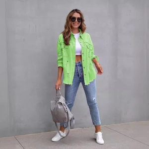 Neon-grüne Damen Jeansjacke mit Destroyed-Effekten und Fransen im lässigen Stil