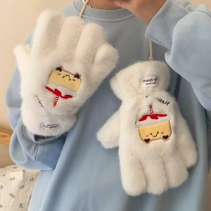 Detail weißer Plüschhandschuhe mit Dessert-Stickerei und praktischem Umhängeband-Design