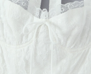 Détail de la dentelle blanche, de la broderie et du nœud sur une robe de style français