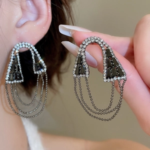 Vue détaillée de boucles d'oreilles vintage en argent avec pierres noires et cristaux