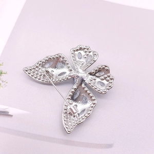 Vue détaillée du dos d'une broche papillon montrant l'épingle et l'artisanat du métal