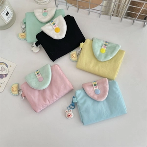 Une sélection de mini portefeuilles pastel mignons avec détails en peluche et oursons
