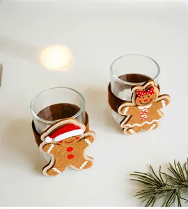 Detailansicht der Lebkuchenmann-Filzhüllen für Weihnachts-Kerzenhalter Dekoration
