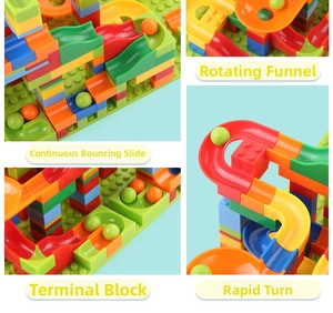Détails rapprochés des blocs de construction colorés avec toboggans et entonnoirs