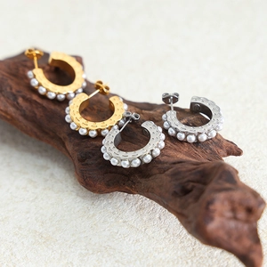 Orecchini a cerchio minimalisti in oro e argento con perle su espositore in legno