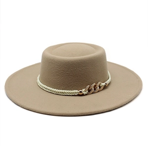 Detailansicht beige Wollfilzhut mit geflochtenem Seil und goldener Strass-Schnalle