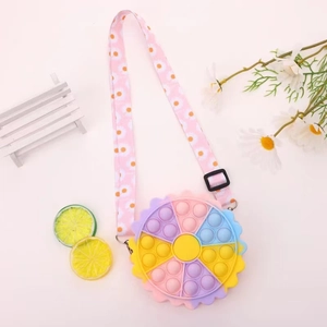 Détail du sac fleur en silicone macaron avec sangle réglable à motif marguerite