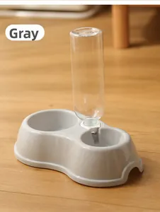 Détail du distributeur d'eau gris pour animaux avec bouteille sur parquet bois