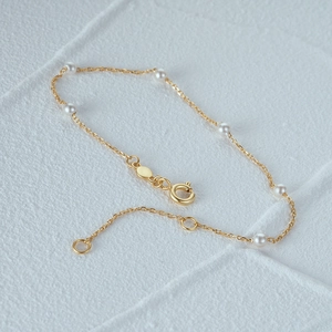 Detalle de la elegante pulsera de plata s925 dorada con perlas y cierre de reasa ajustable