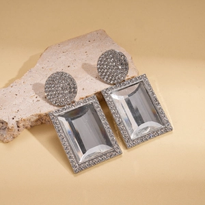 Dettaglio di orecchini rettangolari in argento con pavé di cristalli brillanti intarsiati