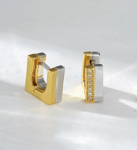 Vue macro des boucles d'oreilles en argent S925 bicolores serties de zircons cubiques