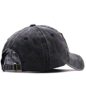 Dettaglio della fibbia in metallo regolabile sul berretto da baseball in denim grigio scuro