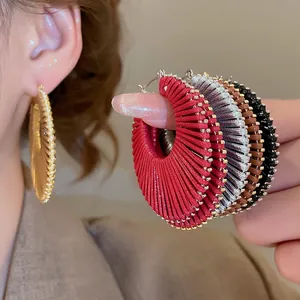 Boucles d'oreilles créoles tissées bohèmes avec perles dorées en plusieurs couleurs