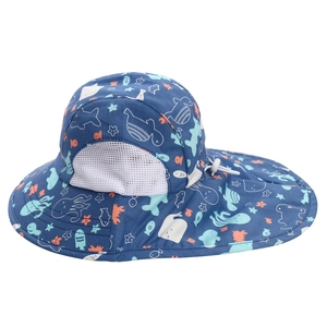 Détail d'un chapeau de soleil enfant avec motif marin bleu et rabat de protection cou