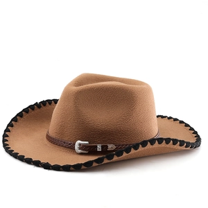 Chapeau de cowboy en feutre camel avec bande en cuir tressé et boucle argentée sur blanc