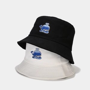 Classici cappelli a secchiello bianchi e neri con ricamo di balena blu sul davanti