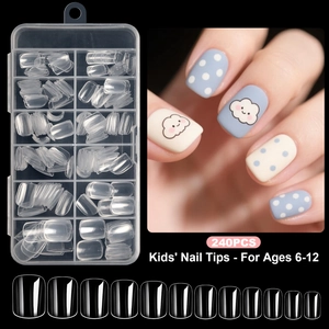 Détail de 240 faux ongles pour enfants avec motifs de nuages et pois mignons