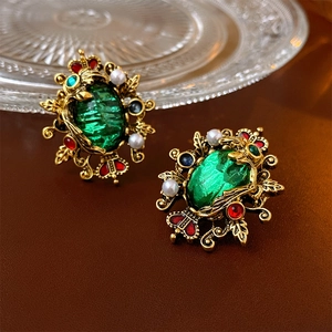 Orecchini vintage dorati con gemme verdi e perle con raffinato motivo a corona