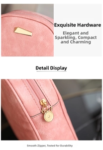 Dettaglio borsa in pelle cerata rosa con logo dorato a trapezio e cerniera in metallo