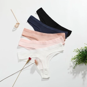 Vue à plat de strings en coton côtelé en cinq couleurs avec éléments floraux décoratifs