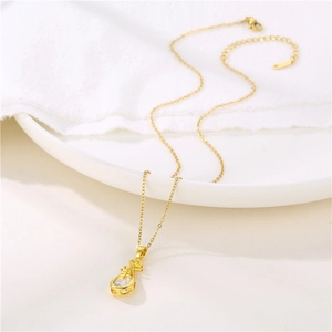Collana pipa placcata oro 18K per donna con zircone incastonato su sfondo bianco