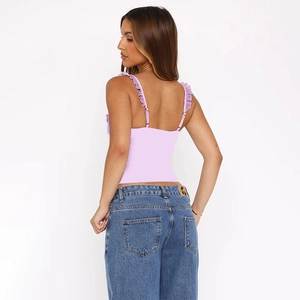 Dettaglio del top in mesh viola con bordo a volant e vita arricciata alla moda