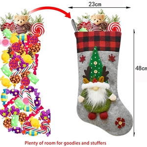 Calza di Natale con gnomo e bordo a scacchi, alta 48cm con grande spazio per regali