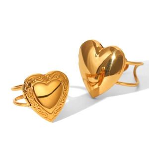 Anelli a cuore in acciaio inossidabile placcato oro 18K con motivo a rilievo e lucidi