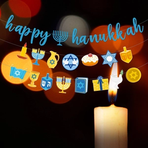 Bannière pailletée Happy Hanukkah bleue avec décorations de ménorah et toupies de fête