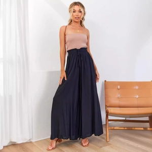 Tenue d'été femme avec caraco en maille rose et pantalon large bleu marine chic