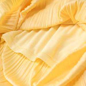 Détail macro du tissu en maille plissée jaune avec doublure et coutures fines