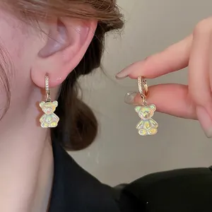 Boucles d'oreilles ours en zircon étincelant avec finition aurore et créoles dorées