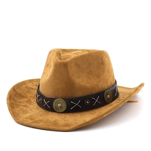 Chapeau de cowboy classique en suédine marron avec bandeau en cuir et ornements en métal