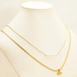 Collier double rang en plaqué or 18 carats avec perles et pendentif feuille de ginkgo